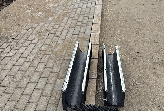 Vízelvezető folyókák beépítés előtt – térkő mellett
