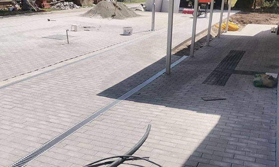Antracit-szürke kombi járda – befejezés előtti állapot
